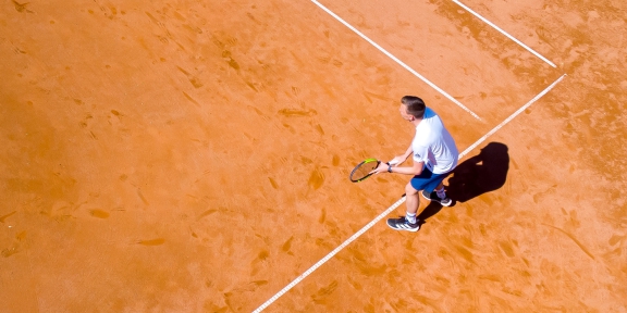 Tennis Aufschlag auf Sandplatz